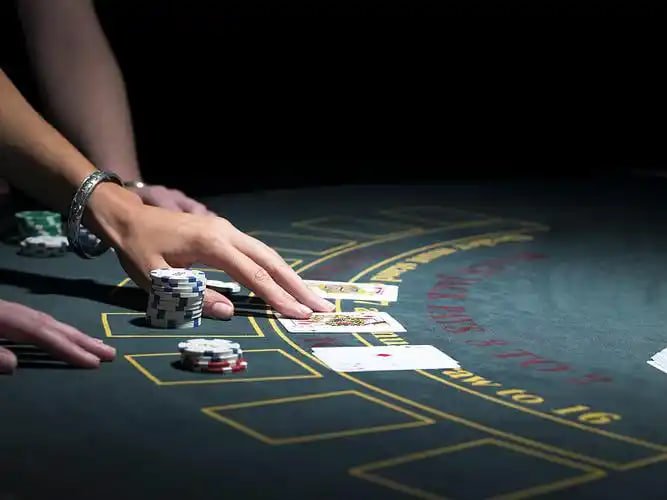 Mobile phone displaying totogacor188 Evolution Gaming live table interface